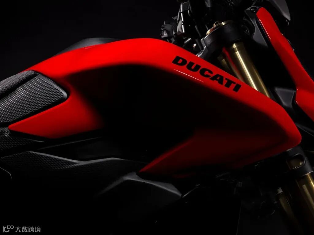 油箱採用「雙翼形」設計，顧名思義，其頂部表面明顯突出，容量為 12.5 公升