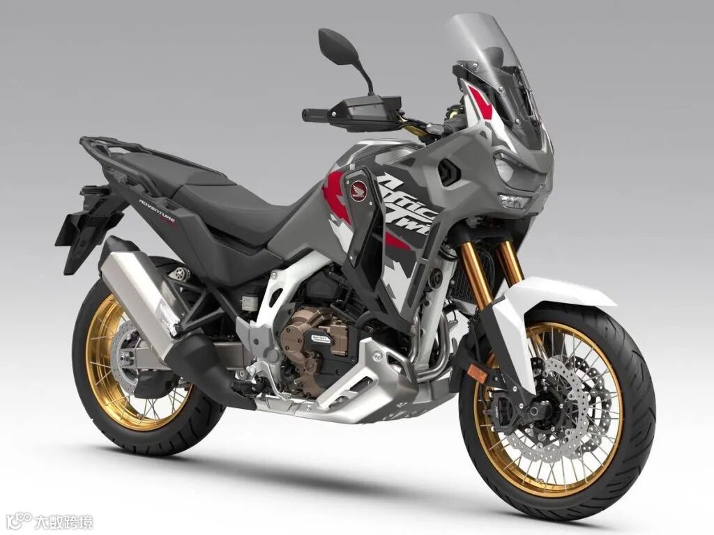 比標準版更亮眼，並以白/紅作為視覺點綴的「消光銥金屬灰（Matte Iridium Grey Metallic）」。