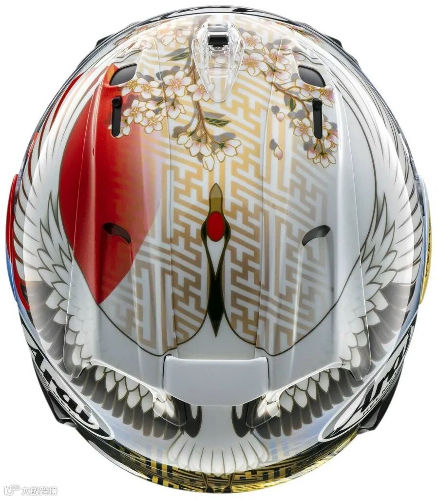 VZ-RAM 新色登場！左右對稱的美麗鶴翼，布滿展現日本色彩的喜慶圖騰，整頂帽子繽紛而搶眼。