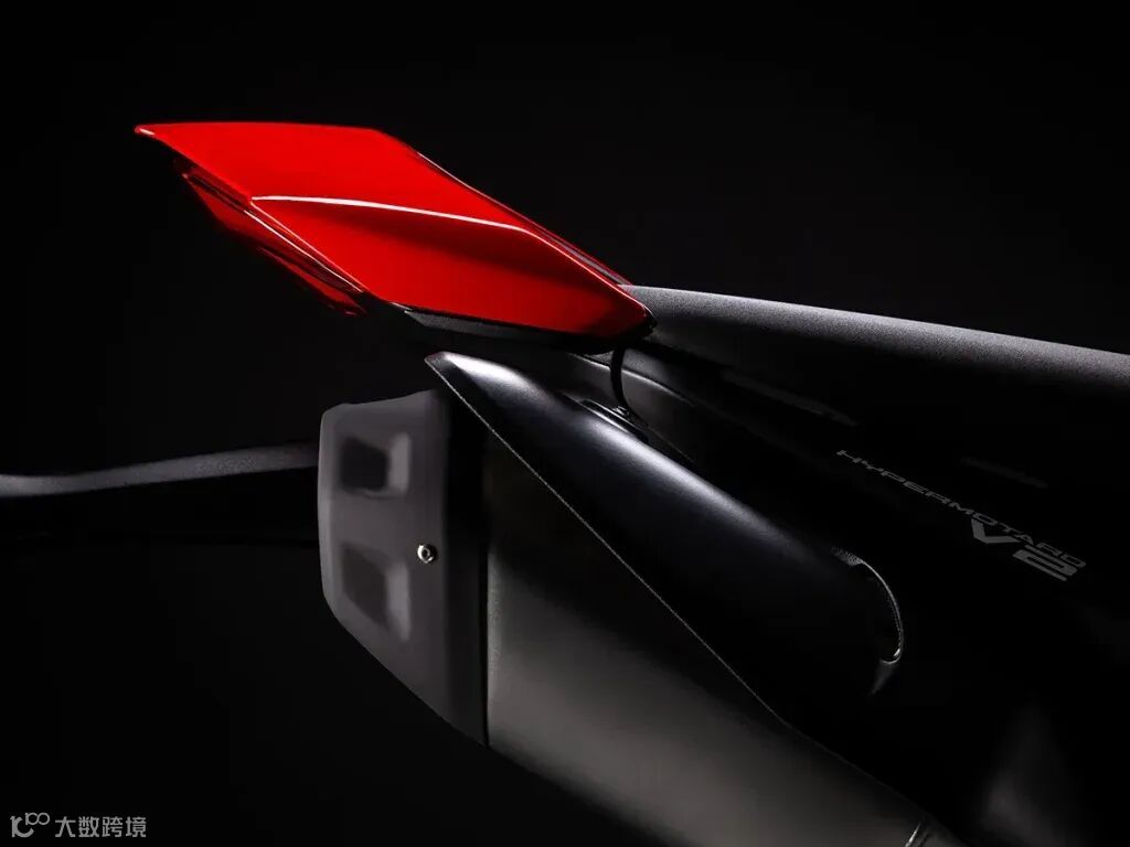 座椅後方安裝了一個帶有內置尾燈的緊湊型尾罩，雙排氣管位於其下方