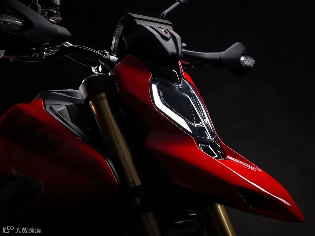 頭燈帶有獨特的日間行車燈，安裝在與前擋泥板一體化的燈罩內