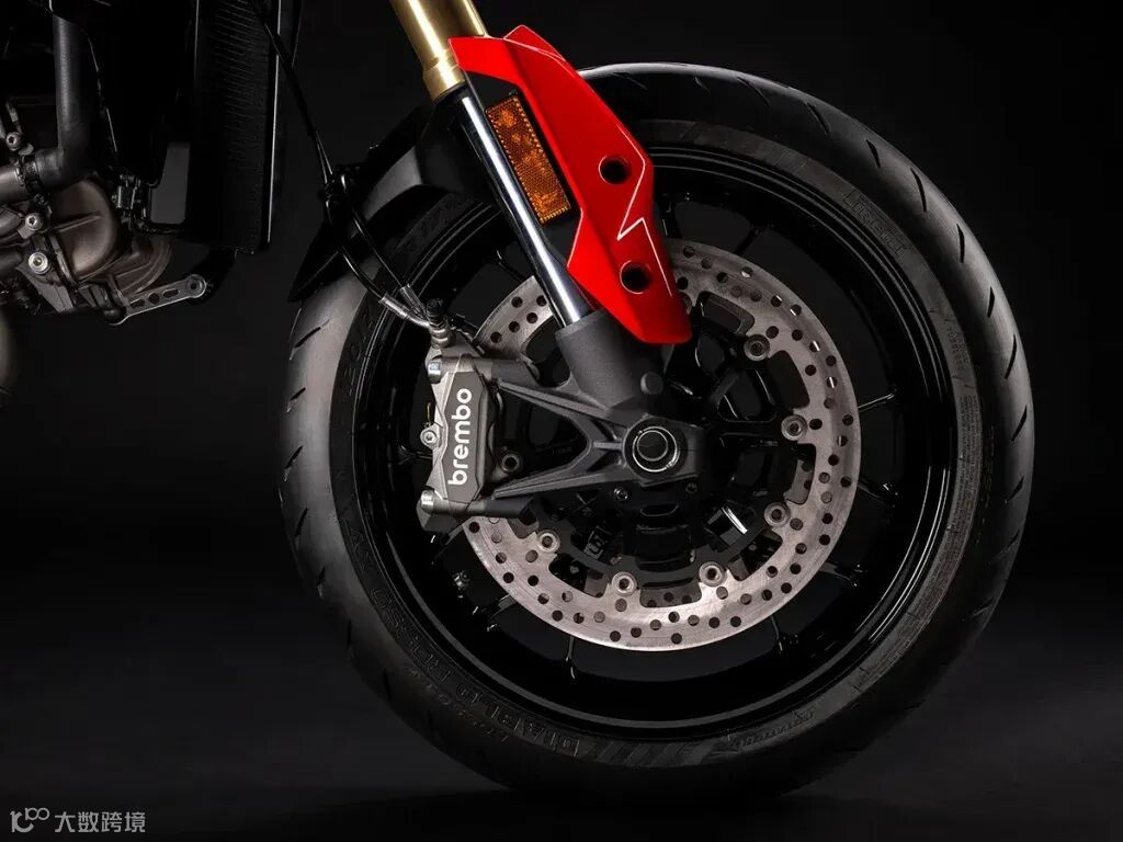 Hypermotard V2 配備了 KYB 倒置式前叉和 Brembo 徑向安裝式卡鉗煞車