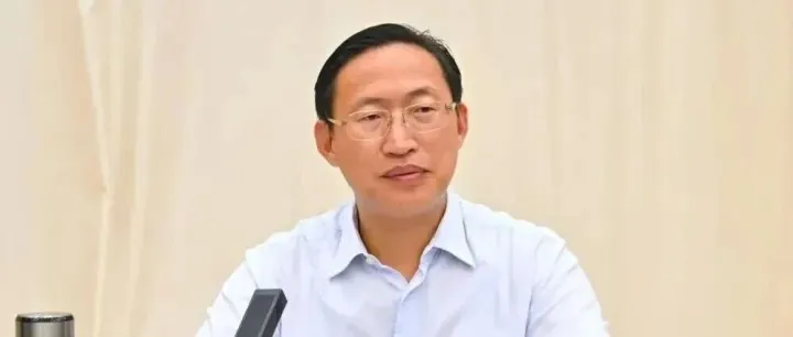 【决策参考】吴丕华当选孝感市人大常委会主任