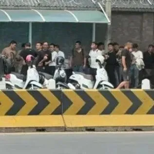 柬埔寨木牌彻底乱了，上万中国人连夜撤离，险些开枪