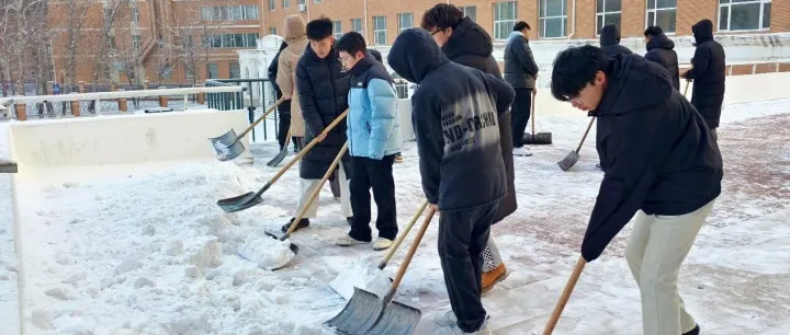 以劳育德，以行暖心 || 人工智能产业学院组织开展扫雪除冰劳动教育活动