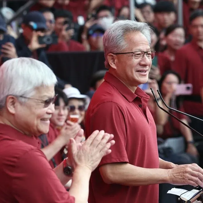 AI教父归故乡，黄仁勋乘庞巴迪7500飞抵<em>台南</em>