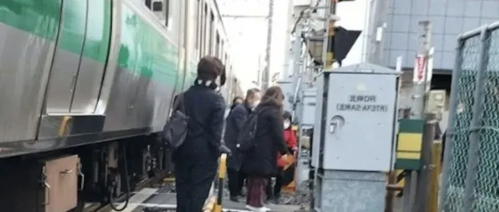 ‌东京埼京线电车现持剪刀事件，17岁少年被捕
