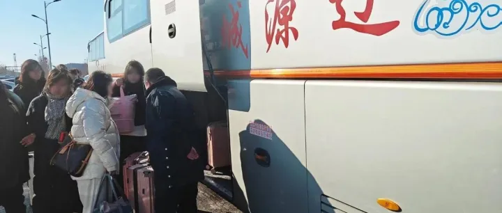 暖心护学！客车进校园，校企携手护航大学城学子寒假平安返乡