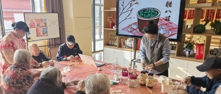 蒜香漫溢迎臘八，溫情相伴暖公寓