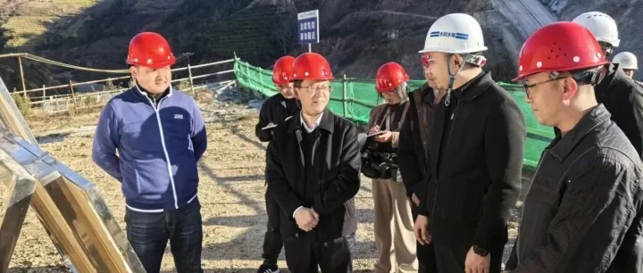 鳳慶縣委書記譚波調(diào)研大擺田水庫