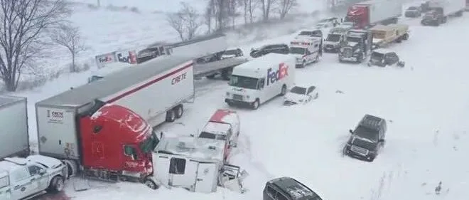 美国暴雪致物流大中断！2 万航班取消