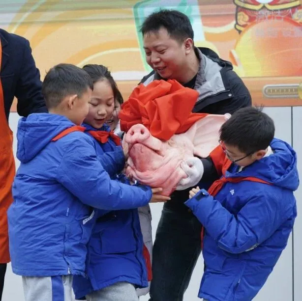 走云南 | 别人家的学校！600多人一起吃杀猪饭，连吃带拿