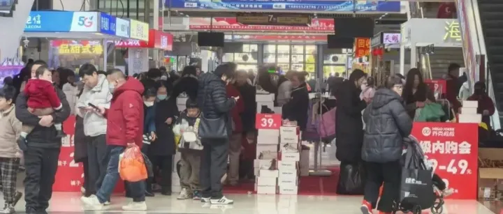 天吶！這是商場(chǎng)還是“春運(yùn)現(xiàn)場(chǎng)”？