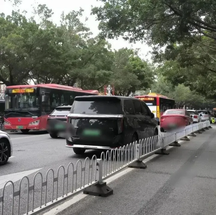 媒体报道黄埔大沙东路占道停车顽疾！