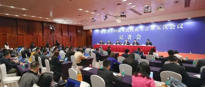 深圳市市长覃伟中：加强与香港北部都会区对接，进一步发挥前海重大平台作用