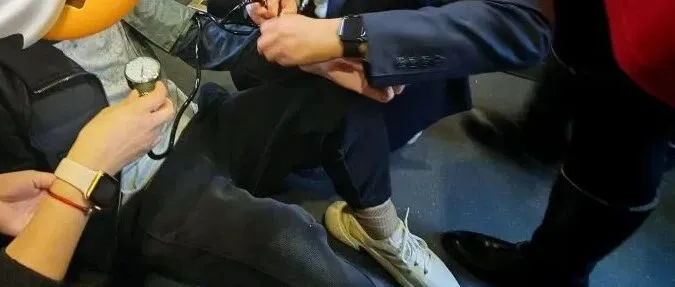 <em>G32</em>次列车上，杭州急救“掌门人”又出手了！