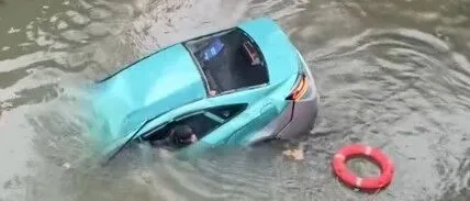 早高峰突发！杭州一出租车冲入河中，一个黑色身影出现！这3分钟太极限了