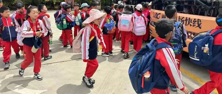 彰顯國(guó)企擔(dān)當(dāng)，護(hù)航學(xué)子平安——麗江機(jī)場(chǎng)快線圓滿完成2025年度研學(xué)交通保障任務(wù)