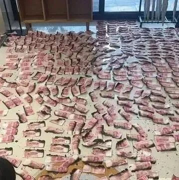 四川一老人家中發(fā)生火災(zāi)，近40萬(wàn)現(xiàn)金被燒毀！銀行成功兌換27.32萬(wàn)：五六個(gè)人耗時(shí)半個(gè)月剝離、整理殘幣