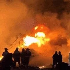山東濟(jì)南突發(fā)大火，黑煙滾滾！目擊者：立交橋附近，聽(tīng)到幾聲巨響；當(dāng)?shù)貞?yīng)急部門(mén)回應(yīng)