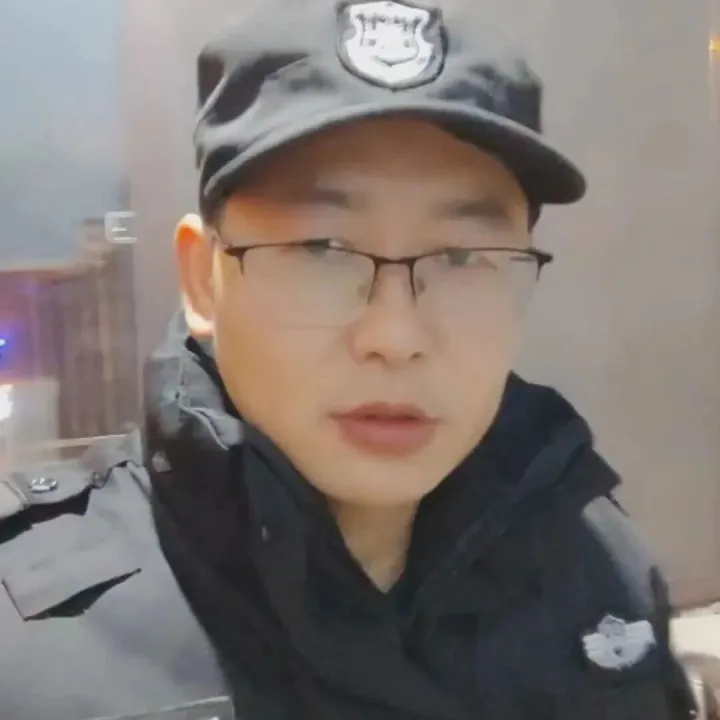 名校畢業(yè)生當(dāng)保安被母校約談后遭開(kāi)除，承認(rèn)想借母校引流但無(wú)惡意：家中2套房1輛車(chē)，當(dāng)夜班保安能兼顧帶娃和跨境電商，想成下一個(gè)張雪峰