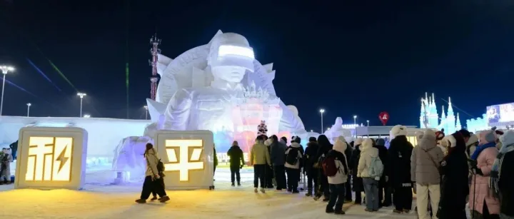 排隊(duì)拍照，"和平精英""金鏟鏟之戰(zhàn)"雙游戲IP成熱門(mén)打卡處