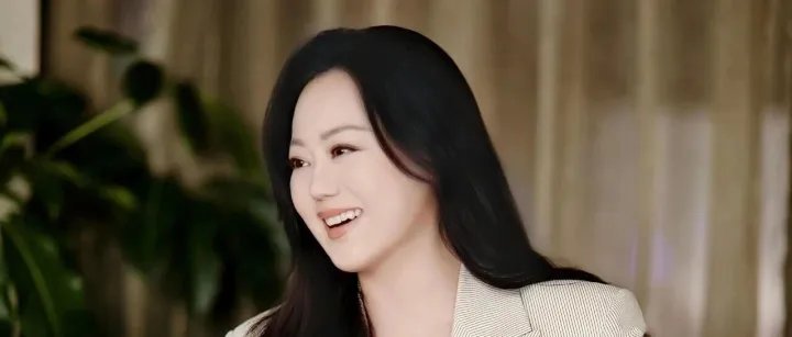 与鲁豫坦诚对话再次爆火，章小蕙如何把审美变成印钞机？