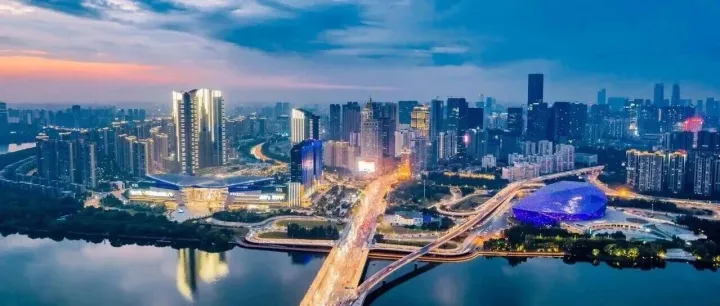 震撼！7.66米巨型新年糖花车空降福州！