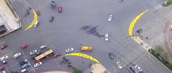 如何避开大型车辆“死亡弯月”