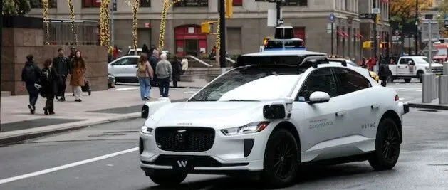 Waymo的双重现实：一边融资160亿美元，一边卷入安全调查