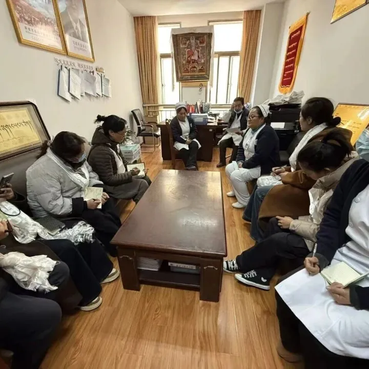 <em>昌都</em>市藏醫(yī)院護理團隊在我院考察調(diào)研