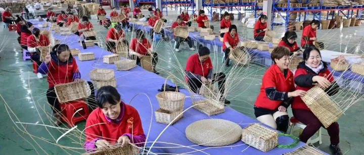 一線見(jiàn)聞丨巧手織就振興路——廣靈農(nóng)商銀行“攙扶”非遺編織成為“美麗工坊”