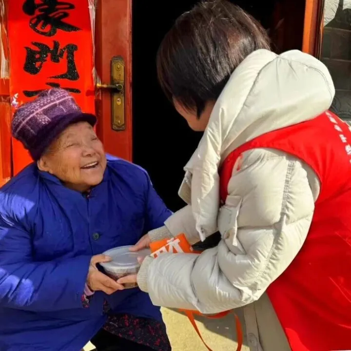 臘八送暖 社工同行——靜安社工項(xiàng)目部雪中溫情服務(wù)速寫(xiě)