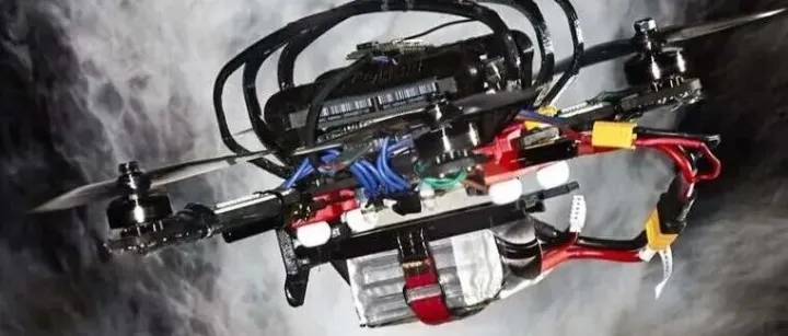 搭载培养小鼠大脑的“湿件”无人机参加AI竞速赛