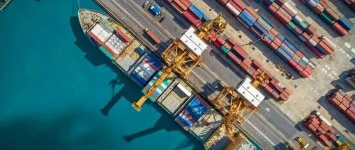 全球海运价格腰斩！船舶集体趴窝为哪般？（解析近期航运市场异动）