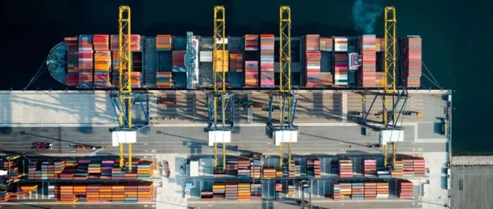 航運(yùn)巨頭接連虧損？2026年班輪業(yè)利潤(rùn)或暴跌超96%