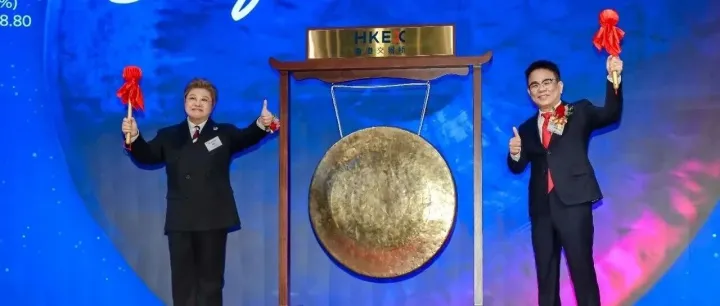 今天，东鹏港股上市，韩红现身敲锣，国内首家“A+H"上市功能饮料品牌诞生