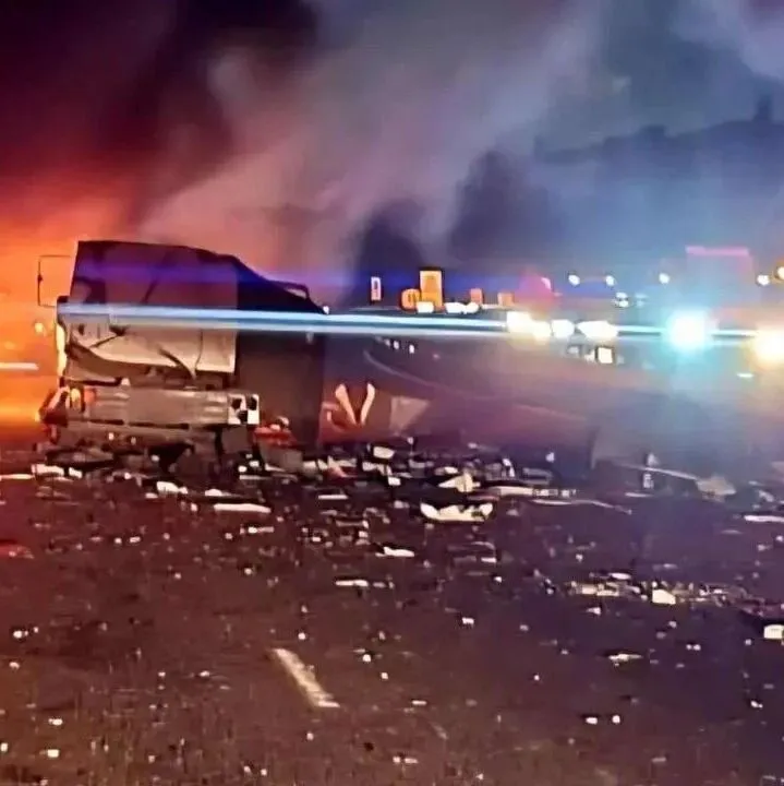 德班運(yùn)鈔車被炸毀 居民與司機(jī)哄搶現(xiàn)金