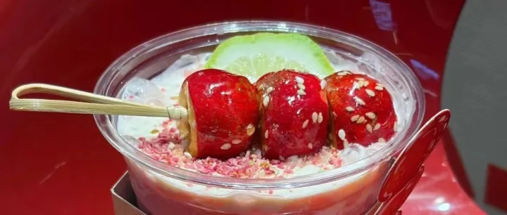 冰糖葫芦装进奶茶杯，新茶饮开始“液体化”地方小吃