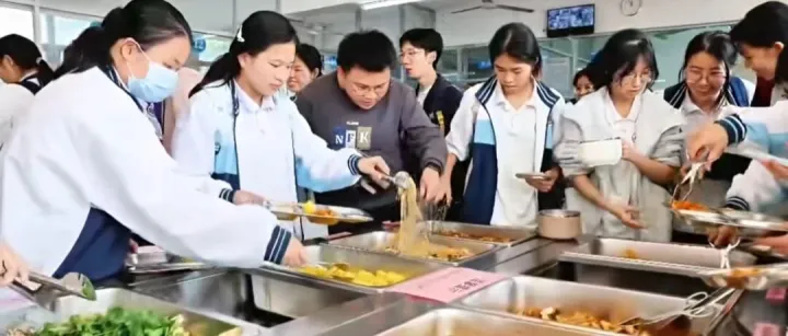 8元！十几道菜+水果！茂名这所中学的自助午餐火了！