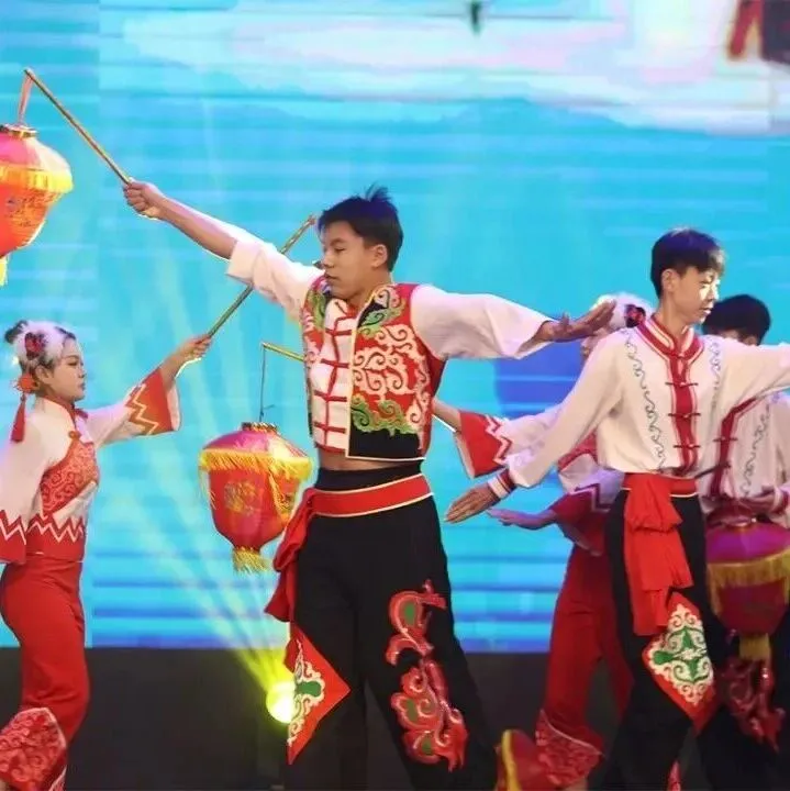 河曲縣巡鎮(zhèn)中學(xué)20名學(xué)子亮相央視春晚 二人臺(tái)《掛紅燈》綻放非遺新韻