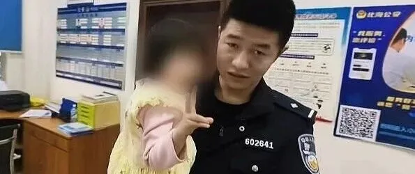 車(chē)流密集！合浦一5歲女童獨(dú)自在路邊行走