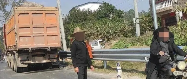 太蹊跷！合浦这个地方接连有两辆车爆胎！