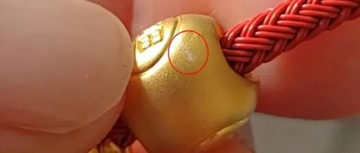 檢測結(jié)果為足金，官方通報“周生生掛墜金含量爭議”→