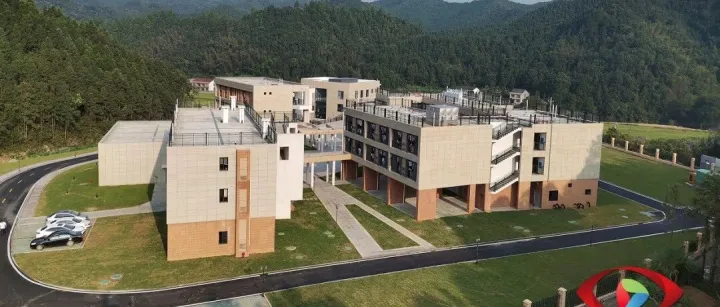 平江一鄉(xiāng)友捐資2115萬元在加義建了一所學校