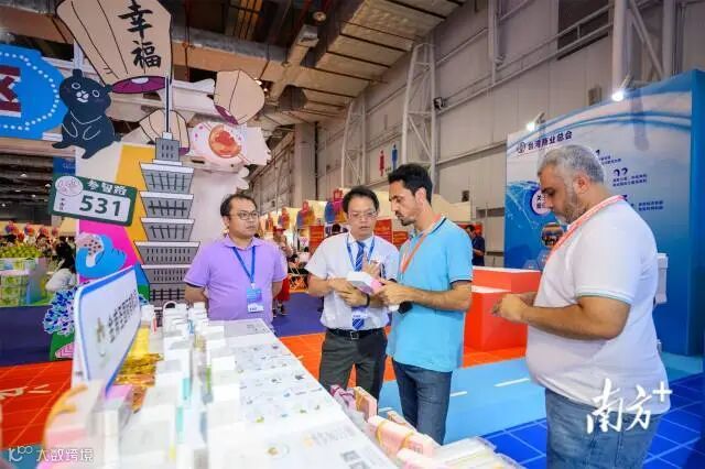 在台博会伴手礼专区，外国客人在咨询产品。龚名扬 摄