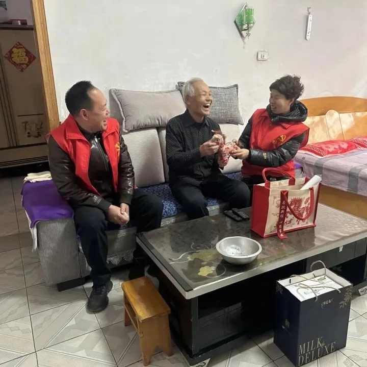 王臺鋪礦社區(qū)：情系老黨員 慰問暖人心