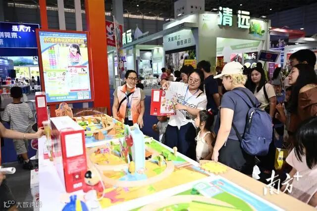 台博会周末迎扫货“大军”，莞企展位木质玩具受市民热捧。龚名扬 摄