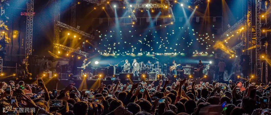 摄图网_500515355_武汉草莓音乐节上狂热的舞台现场和观众(企业商用).jpg