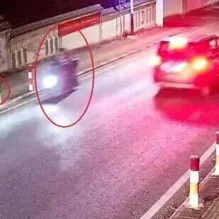 男子骑2轮车载着2根长铁管，在路口戳中他人脸部，负全责！